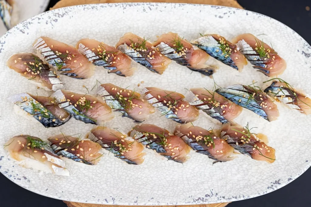 plato con pescado crudo