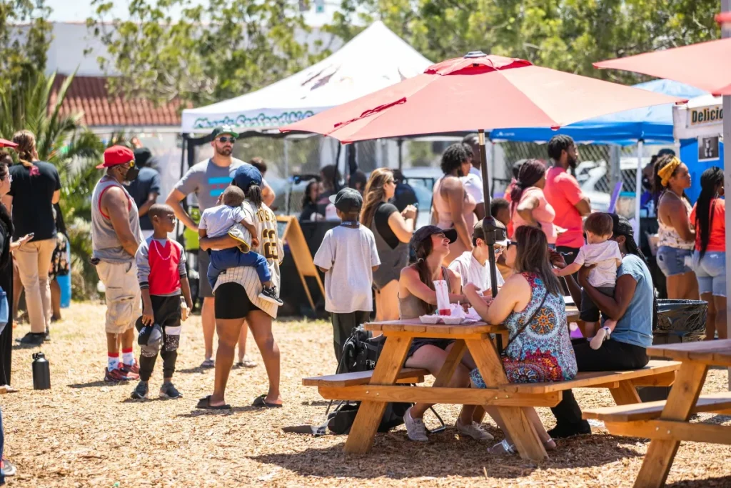 gente en un festival gastronómico en San Diego