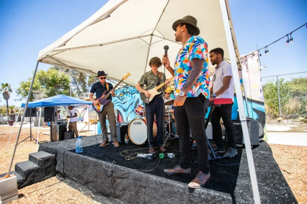 una banda en el escenario del festival gastronómico