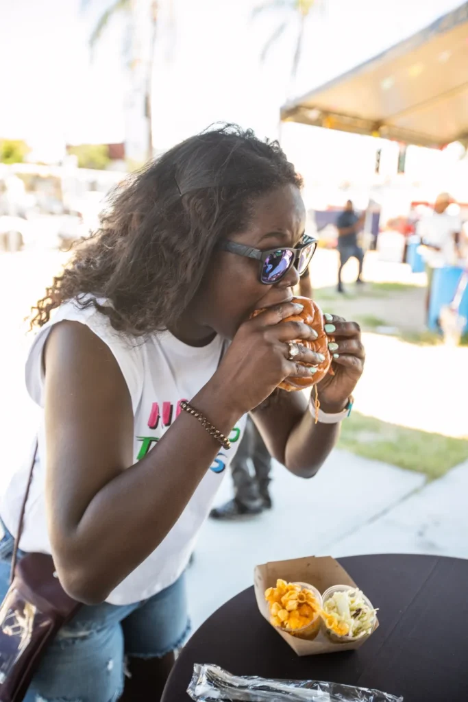 mujer comiéndose una hamburguesa