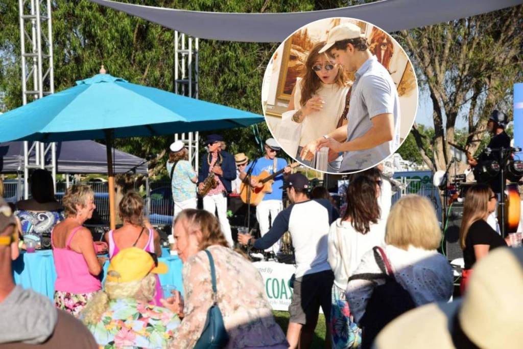 Gente reunida en un concierto en directo durante el ArtWalk en San Diego