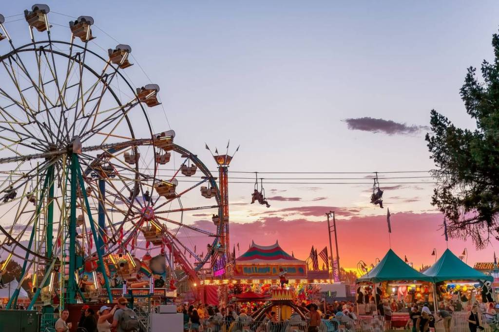 una feria con atracciones de feria