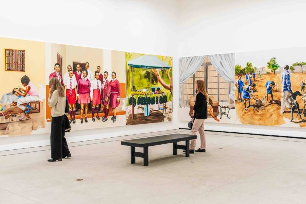 gente admirando una colección de arte en un museo
