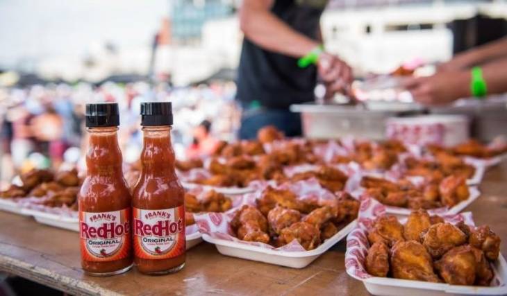 Este agosto llega a San Diego un gran recorrido gastronómico de alitas de pollo, en el que los mejores chefs locales se enfrentarán por la «supremacía del pollo» por todo el barrio de Gaslamp