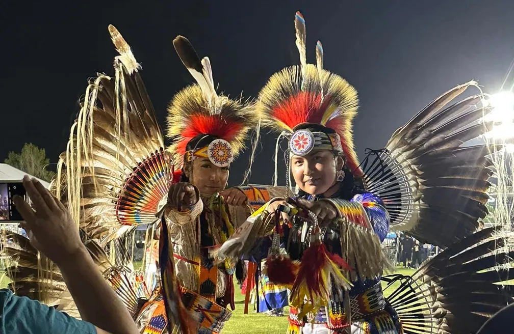 gente con trajes tradicionales de los nativos americanos