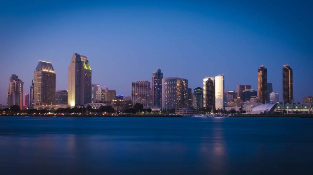 San Diego de noche visto desde el agua