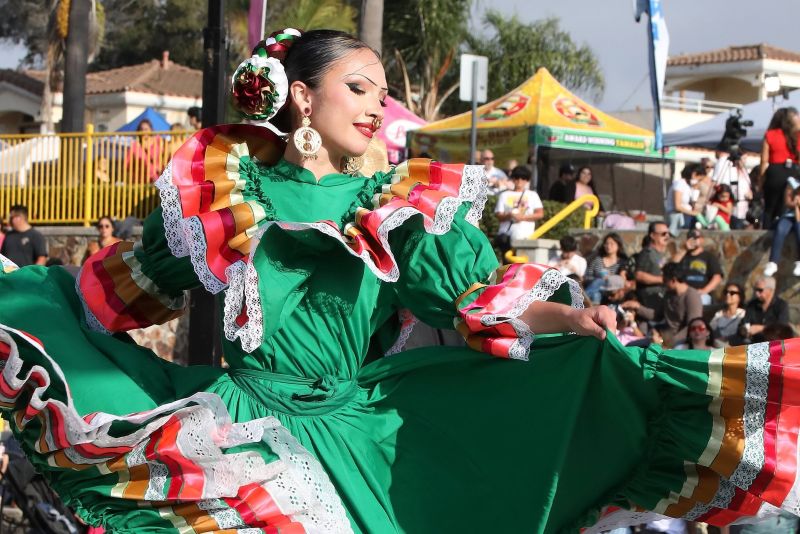 mujer con traje tradicional mexicano bailando