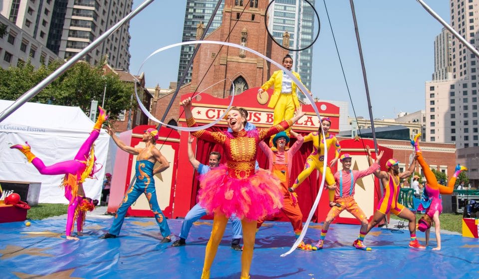 Este fin de semana, disfruta de un espectáculo de circo gratuito de 60 minutos con una banda en directo en los Jardines de Yerba Buena, con acróbatas, trapecistas y malabaristas.