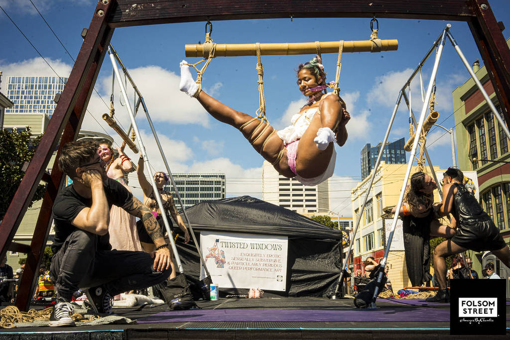 Una persona actuando en la Folsom Street Fair