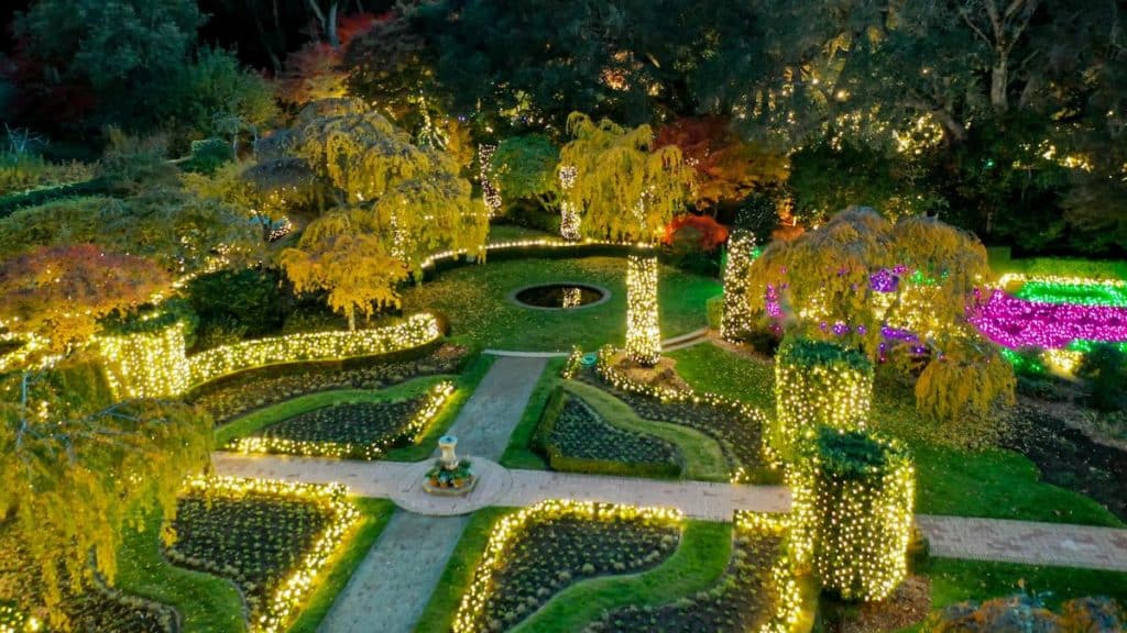 Los jardines de Filoli decorados con luces doradas navideñas.