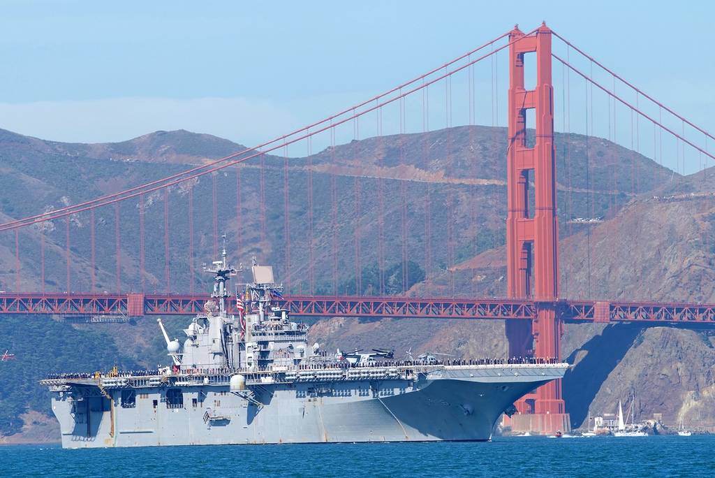 Un barco bajo el puente Golden Gate durante la Fleet Week de San Francisco