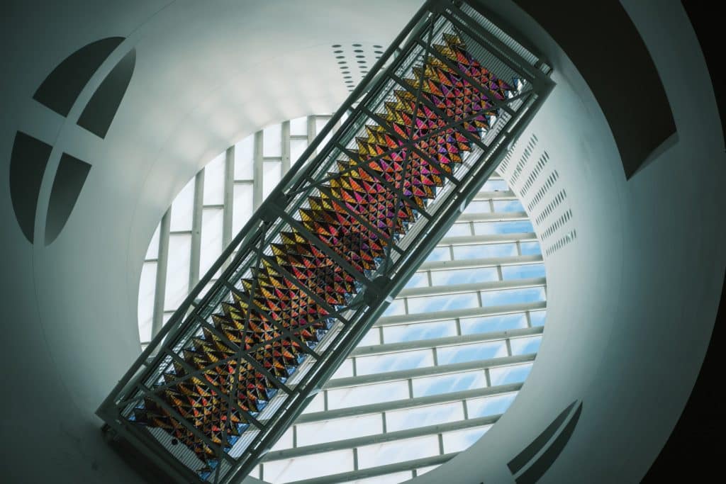 Vista del túnel caleidoscópico de Eliasson desde una pasarela suspendida en el SFMOMA