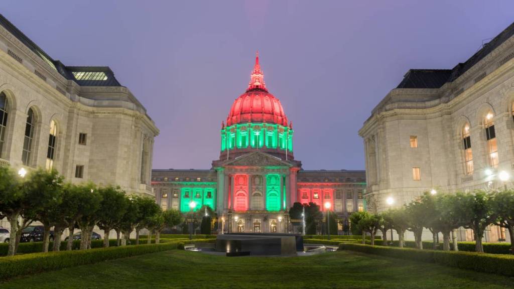 El Ayuntamiento de San Francisco se iluminó con motivo del «Juneteenth».