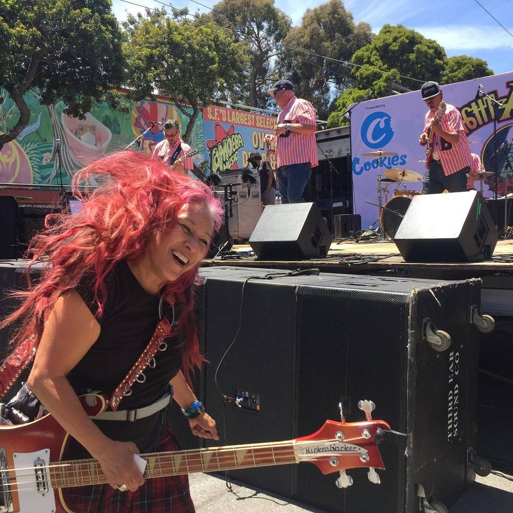 Artista actuando en la Feria Callejera de Haight Ashbury en San Francisco