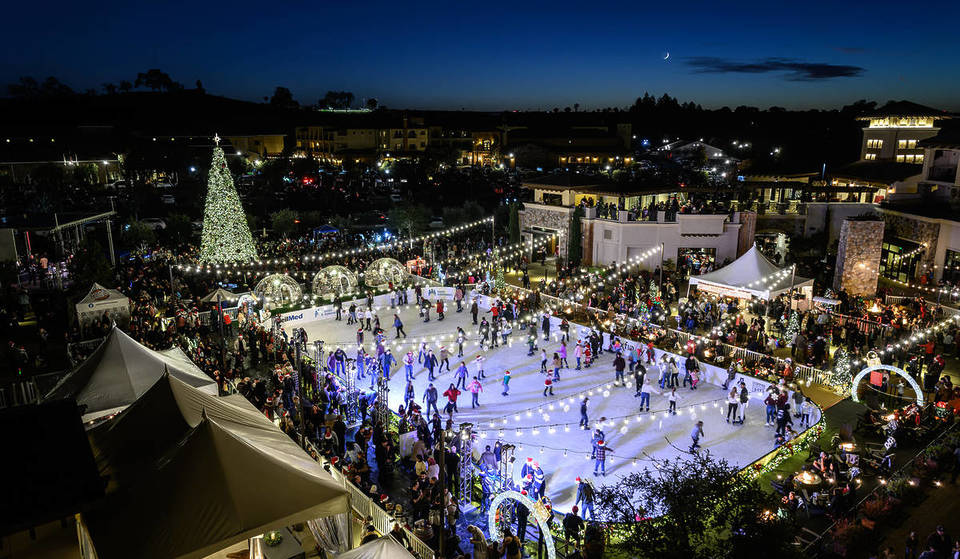 Este acogedor pueblo navideño a 1 hora de SF tiene la pista de patinaje sobre hielo al aire libre más grande de la región e iglús privados