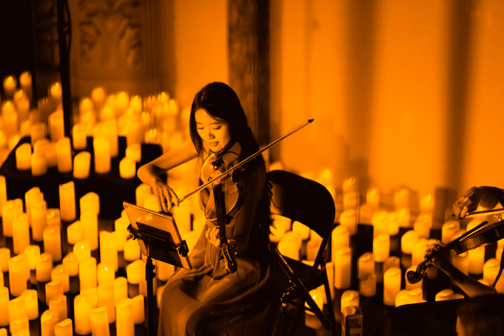 Un violinista actuando en un concierto «Candlelight»