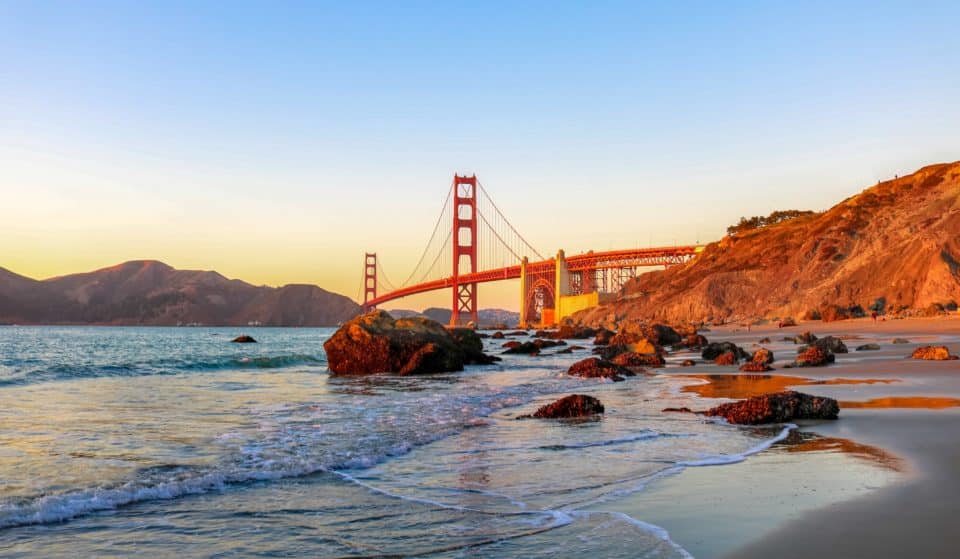 Este sendero costero de 0,7 millas te lleva a una playa escondida con unas vistas preciosas del puente Golden Gate