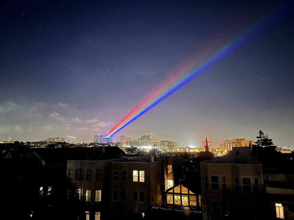 una bandera del orgullo láser de noche en SF