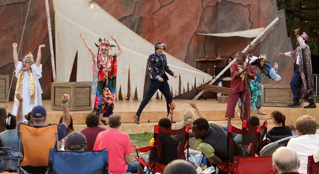 gente interpretando a Shakespeare en un parque de la Bahía de San Francisco