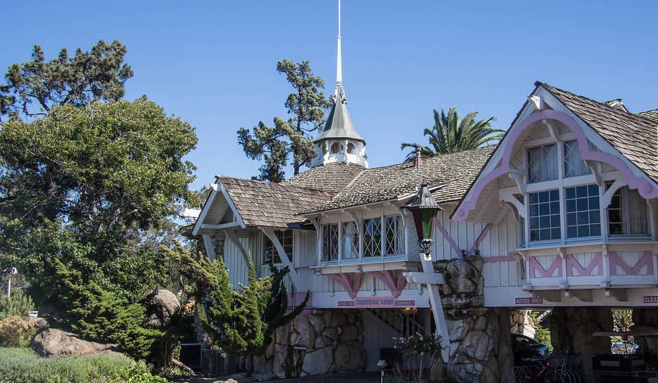 Esta posada rosa maximalista se encuentra en 1.000 acres con paseos a caballo y senderismo a sólo unas horas de San Francisco – y cuenta con más de 100 habitaciones temáticas