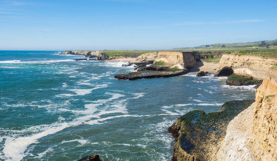 Este histórico rancho de California convertido en reserva natural cuenta con escarpadas cuevas marinas y vistas dignas de Big Sur, y está a 1,5 horas de San Francisco.