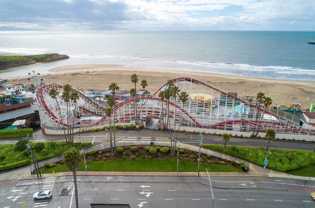 Montaña rusa Giant Dipper del Santa Cruz Beach Boardwalk fotografiada desde arriba.