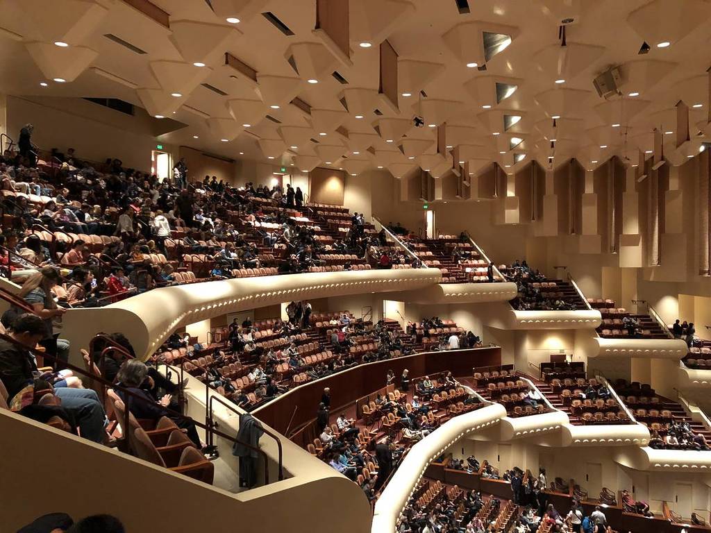 El auditorio escalonado de la Sala Sinfónica Louise M Davies.