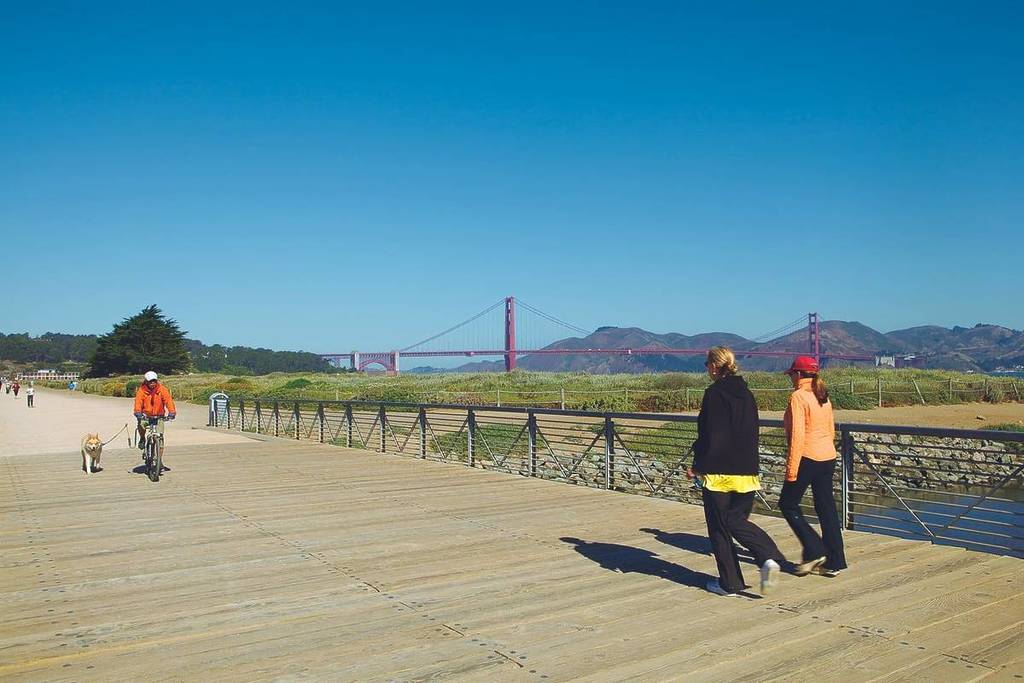 Paseantes en el Crissy Field de San Francisco.