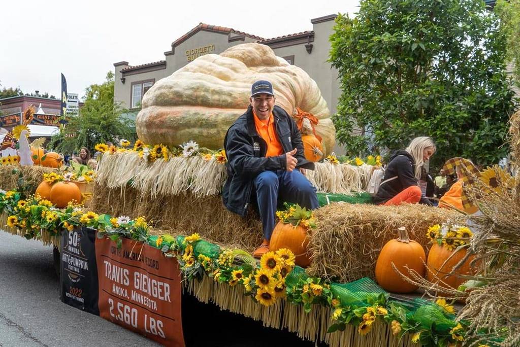 Travis Gienger, campeón del concurso de pesaje de 2022, con su calabaza campeona.