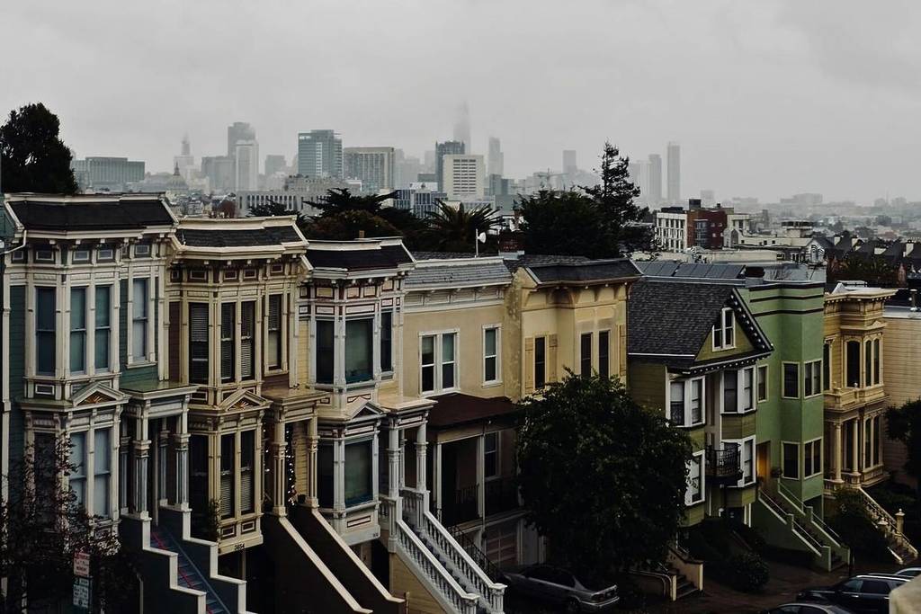 Tiempo lluvioso sobre las casas victorianas de SF.