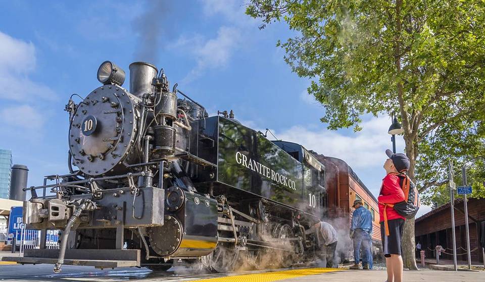 Viaja en una locomotora de vapor de la Segunda Guerra Mundial recién restaurada a 1,5 horas de San Francisco en uno de los mejores museos ferroviarios del país