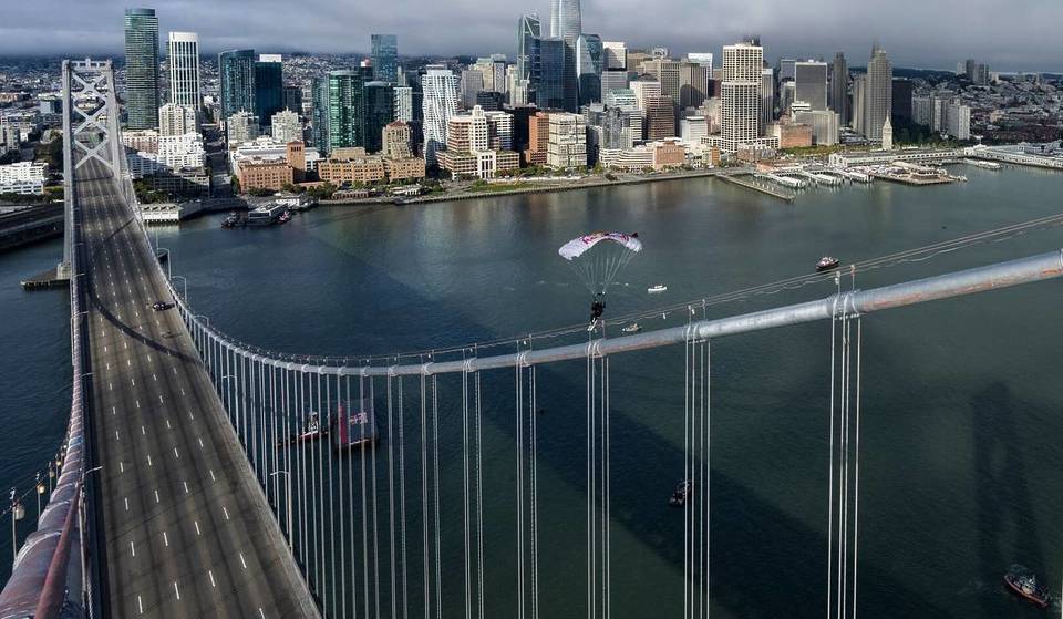 Fotos: El skysurfista Sean McCormac completa el «primer skysurf y grind del mundo sobre un puente» en San Francisco