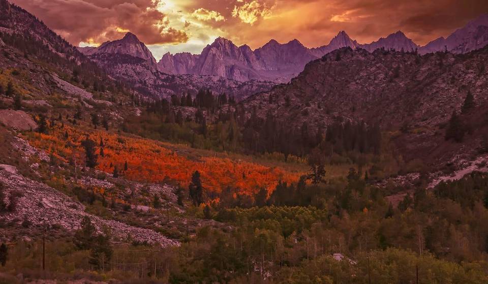 This Small Mountain Town Was Named CA’s Best Place To See Fall Foliage, Offering Dramatic Views At The Base Of The Sierra Nevada