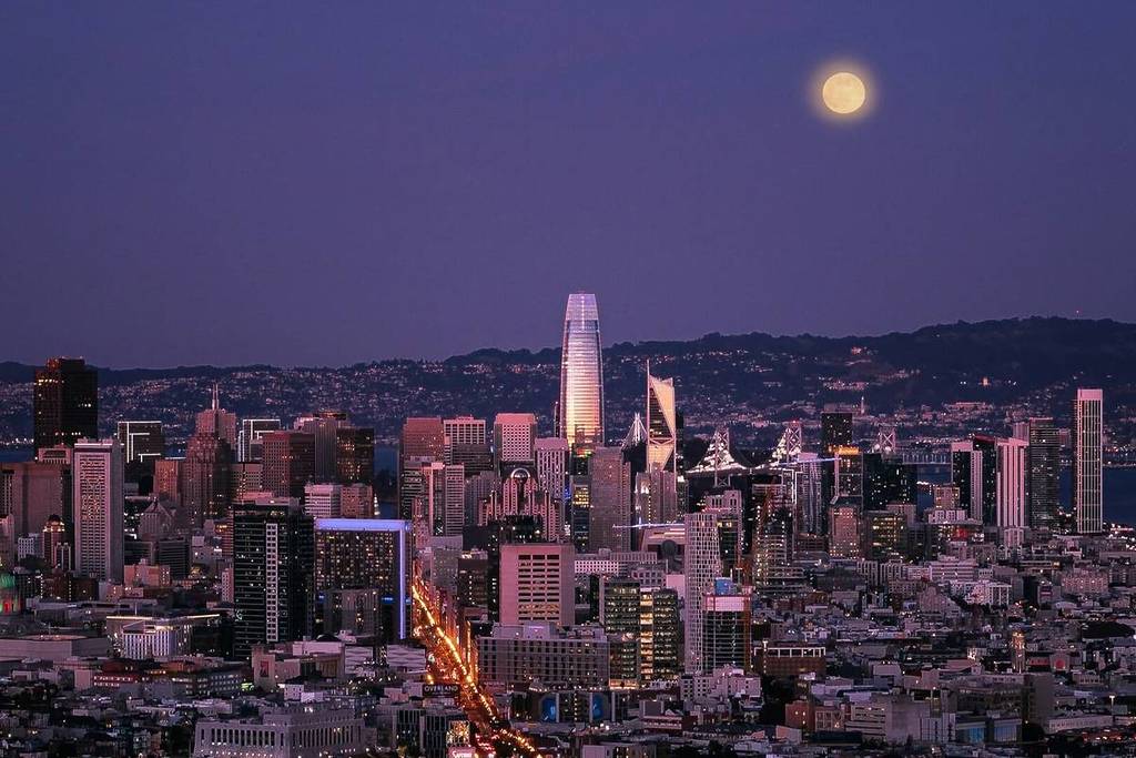 Luna llena sobre el horizonte de San Francisco