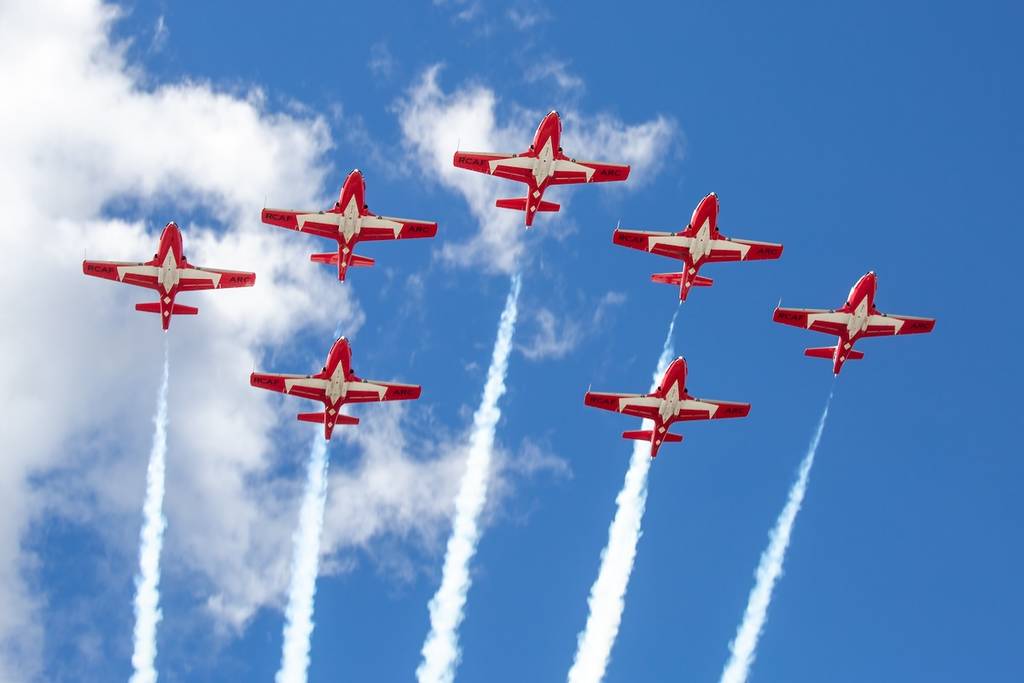 Aviones Snowbirds de las Fuerzas Aéreas canadienses volando en formación