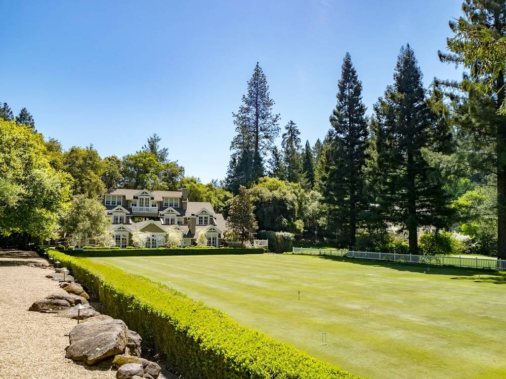 un bonito hotel con césped en el valle de Napa