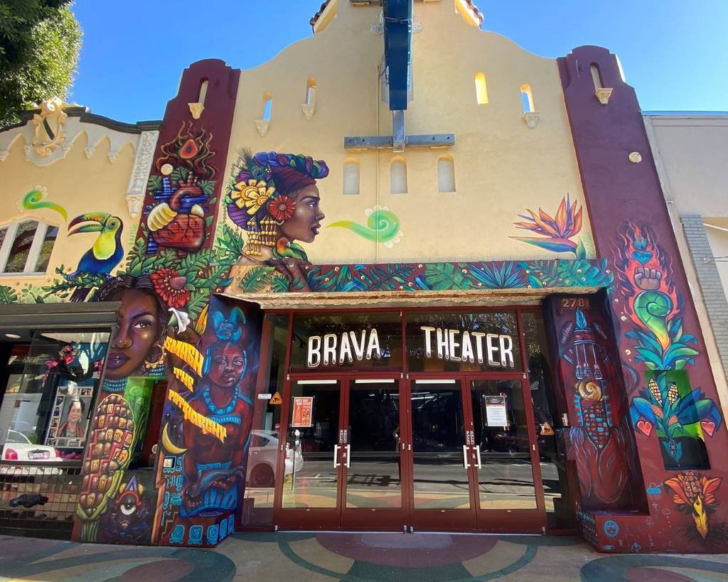 imagen exterior del edificio pintado de colores