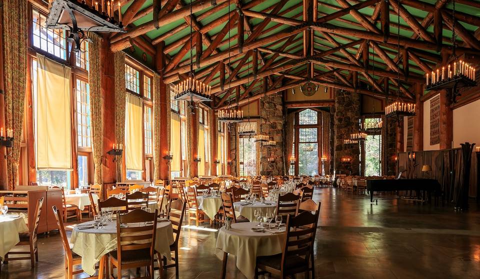 Este histórico hotel de Yosemite, conocido por su gran comedor de 7 metros de altura, es una encantadora escapada invernal.