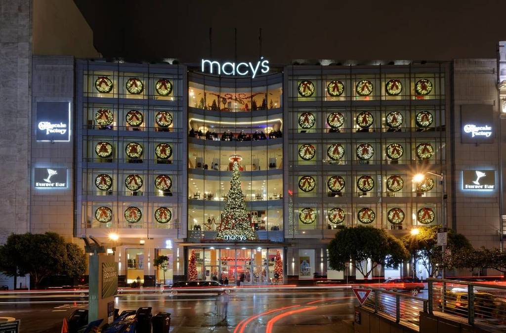 Macy's en San Francisco decorado con coronas navideñas iluminadas.