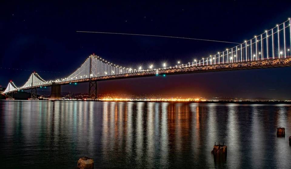 Vuelven las Bay Lights: La icónica instalación lumínica del puente de la bahía de San Francisco brillará con el doble de LED a principios de 2026.