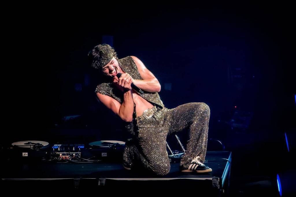 Benson Boone cantando en el escenario.