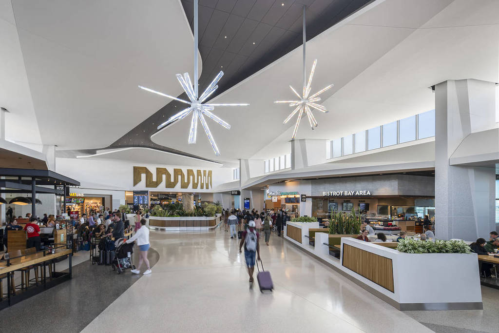 Zona de restauración de la Terminal 1 del aeropuerto de San Francisco.