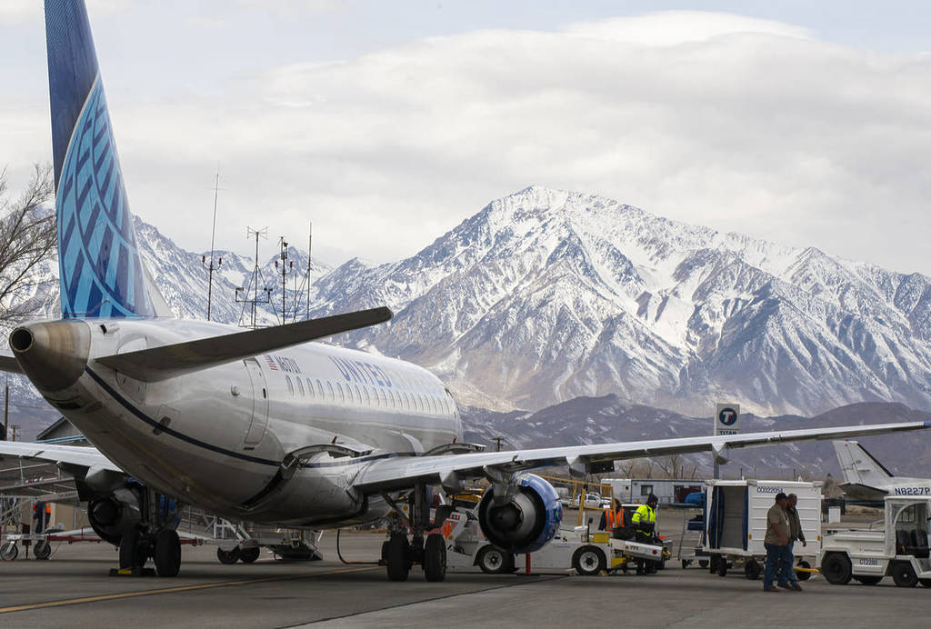 Un avión de United aterriza en Bishop, California.
