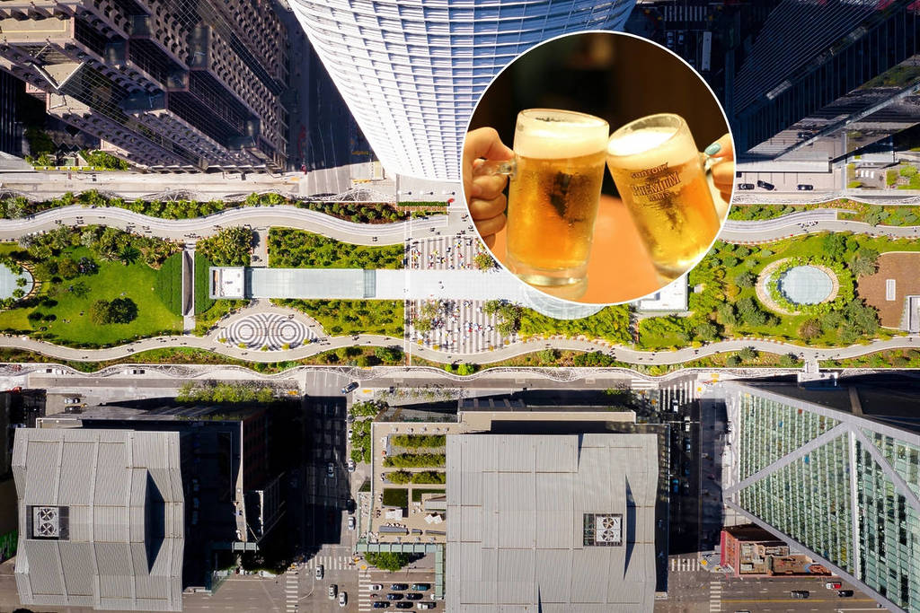 Salesforce Park con dos cervezas