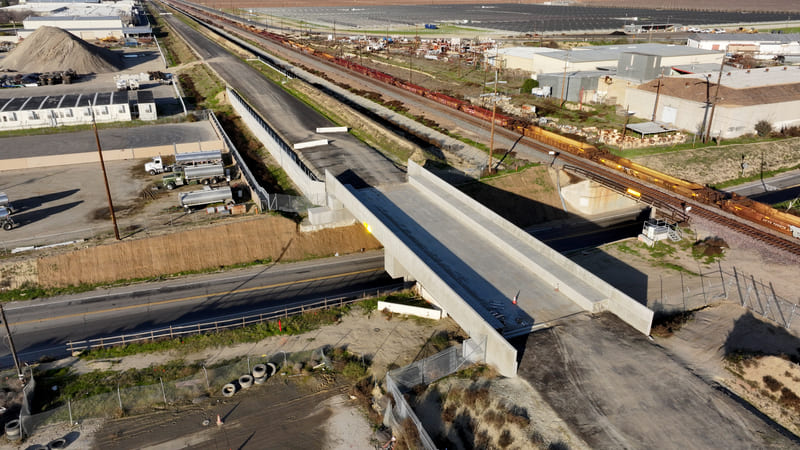 Construcción en el paso subterráneo de la ruta estatal 46 de California.