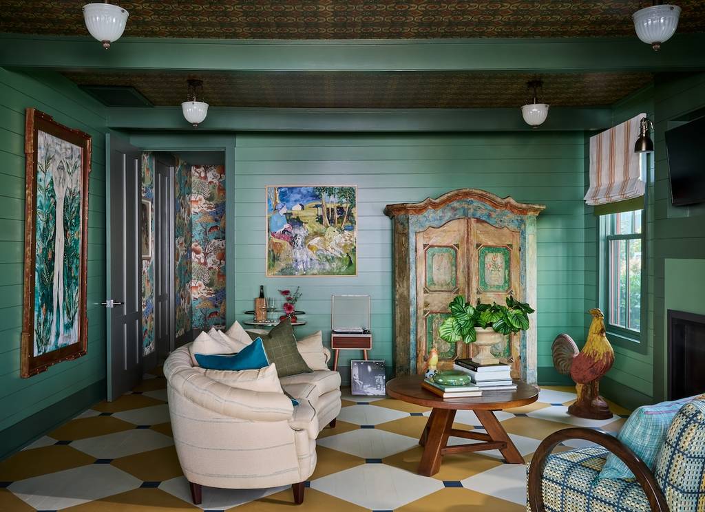 dentro de una colorida cabaña