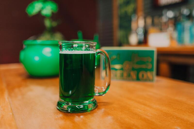 Cerveza verde en un bar.