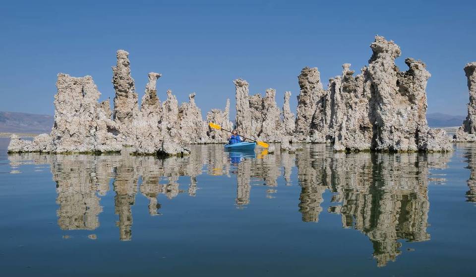 El «Mar Muerto» de California es un lago prehistórico de 760 000 años de antigüedad que es tres veces más salado que el océano, y en el que puedes flotar sin esfuerzo