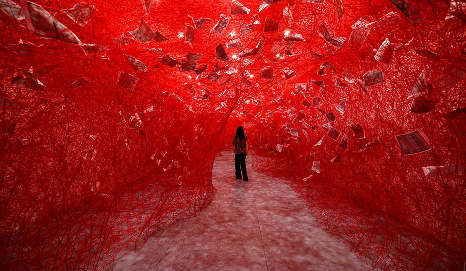 Pasea bajo un dosel de hilos rojos en esta nueva exposición que llega al Museo de Arte Asiático este mes de abril