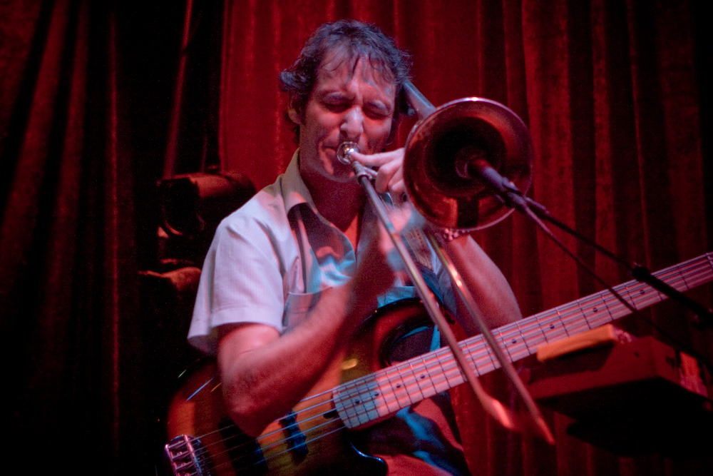 Un hombre toca la trompeta como parte de Jazz Mafia 